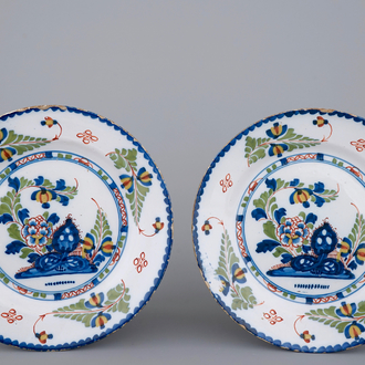 A pair of polychrome English Delftware plates, London, 18th C.